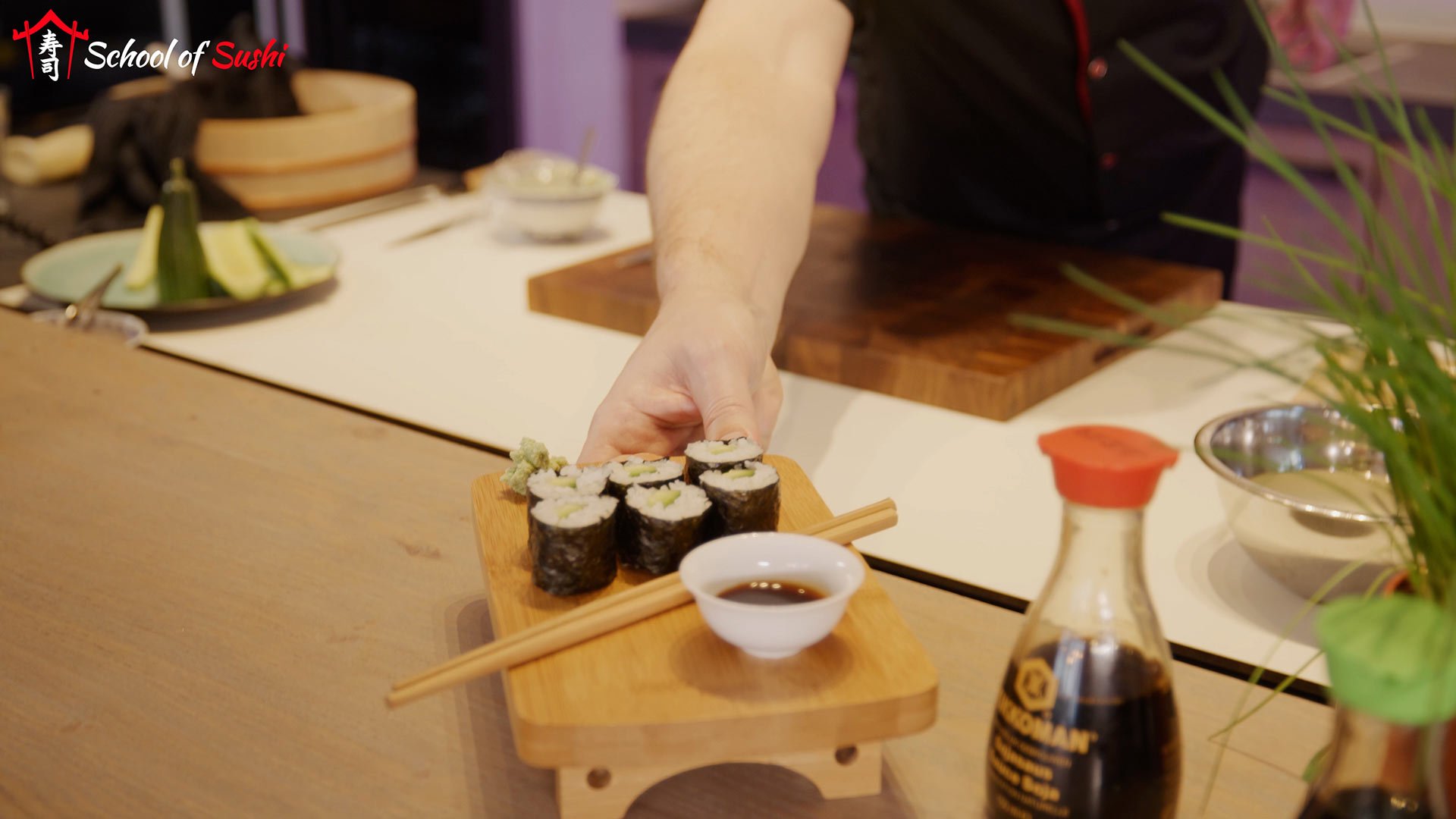 What is a maki sushi? - SCHOOL OF SUSHI