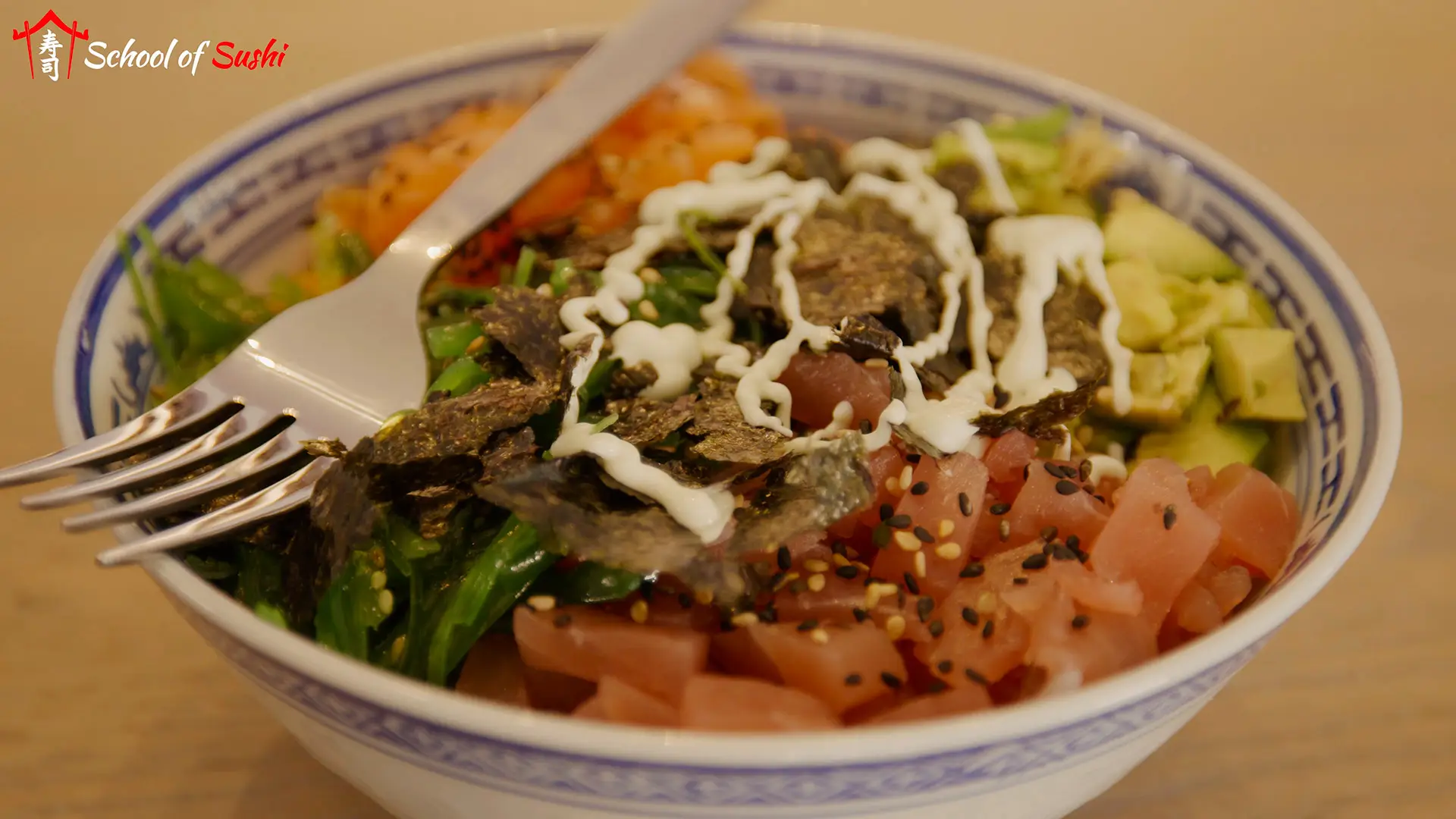 Hoe maak je een heerlijke POKE BOWL MET ZALM EN TONIJN? (4 minuten recept)